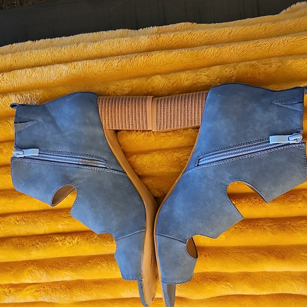 Block Heels - Picture 4 of 16